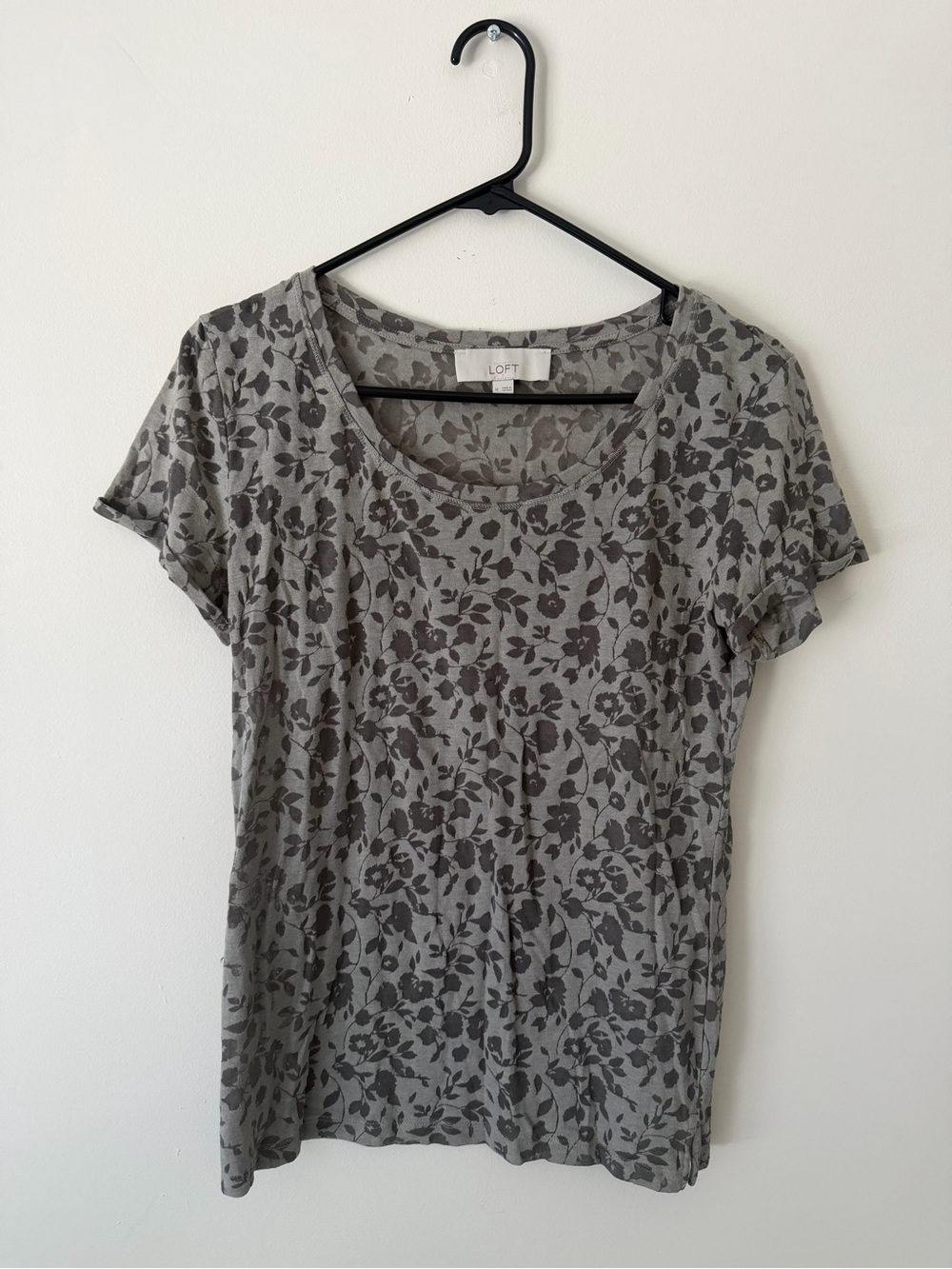 LOFT Sage Green Gray Floral Scoop Neck Short Sleeve Tee Womens Medium M EUC